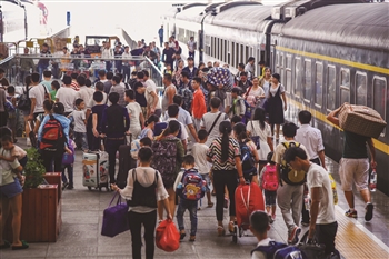8月24日,旅客在贵阳火车站站台准备出站.