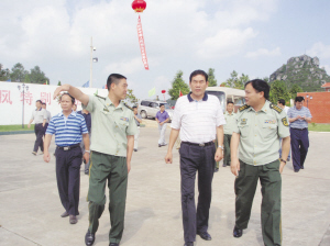 陈坚一行慰问武警支队官兵